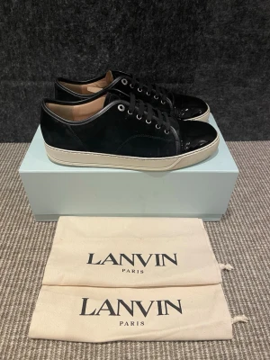 Lanvin skor  - Hej, säljer nu dessa svin snygga lanvin skor. Skorna är i grymt skick!  Säljer pågrund utav storlek. Vid minsta fundering hör av dig. Finns inga dumma frågor:) Man med sko och dustbag.