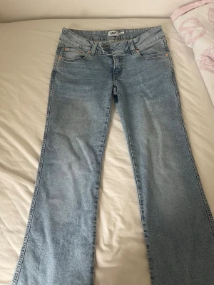 Low waist Jeans lager 157 - Skit snygga jeans från lager i storlek M, low waist sitter skit snyggt men tyvärr kommer inte till användning 