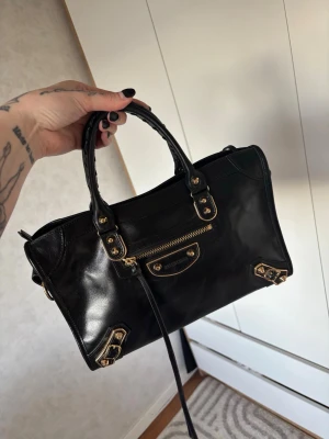 Handväska  - Inspirerad handväska i fint läder. Kommer inte med axelrem dessvärre. Dustbag kan finnas. Logga inuti och i fram. 