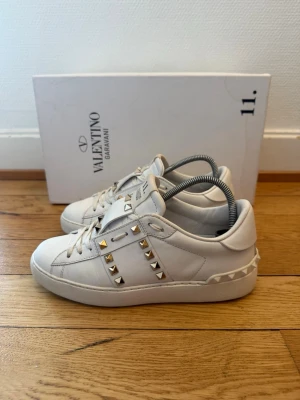 Valentino rockstud sneakers  - Säljer nu dessa fina valentino skor | Super fint skick | Storlek 36 | Sjävklart äkta |