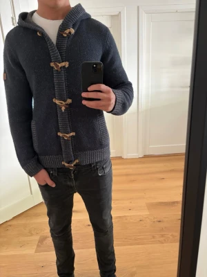 Cardigan  - Säljer nu dessa snygga ”archive” cardiganen. Sparsamt använd, kan se liten defekt på 3 knappen (snöret) annars inget, slutsåld överallt! Hör av er vid frågor.