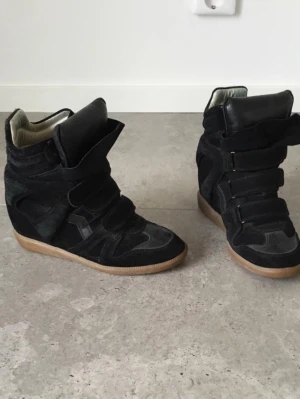 Isabel Marant svarta skor - I fint skick. påse, köp bevis och kartong kommer med! På boxen som medkommer står det stolek 38, förra ägaren fick fel kartong när dom köptes.