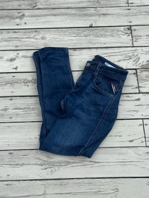Mörkblå replay jeans - Replay jeans i mycket bra skick. Skriv om du är intresserad tveka inte på att höra av dig