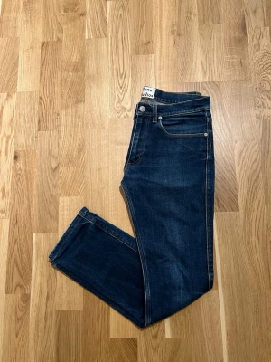 Acne Studios Jeans - Mörkblå Acne Studios Jeans för män, passformen är slim-fit. Storlek 32/32 och plagget är nyskick, inga skador/slitage. Hör av dig vid intresse/frågor. PRIS KAN DISKUTERAS!