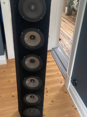 Raggarplanka  - Hej säljer en raggarplanka med 6st Edge PRO 6,5 på 300 peak och 150rms dom är kopplade 3 och 3 i 2ohm ut i 4 kablar. Bytes gärna mot vad som helst bara komma med förslag och priset är prutbart vid snabb affär