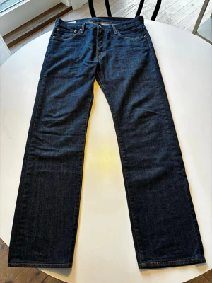 Mörkblå Levi’s jeans 501  - Sprillans nya mörkblå 501 Levi’s jeans raka i storlek W33 L32. Nypris 1200 säljer för 600.   
