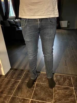 Replay anbass  - Säljer ett par replay anbass slimfit storlek 30/30 sjukt bra skick använt 4 gånger max priset kan diskuteras 