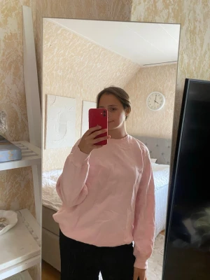 Ljusrosa långärmad tröja  - Långärmad oversized tröja. Lite nopprig 