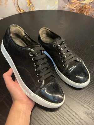 Svarta lanvin skor  - Skorna är i fint skick -  se bilder. Storlek uk 8 motsvarar ungefär 43. Endast skorna. Utbytta snören. Garanterat äkthet. Snabb affär=bättre pris!