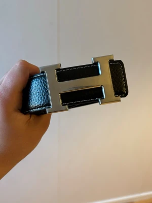 H BÄLTE - Hej säljer en helt ny H bälte som är aldrig använd I perfekt skick stl 105cm