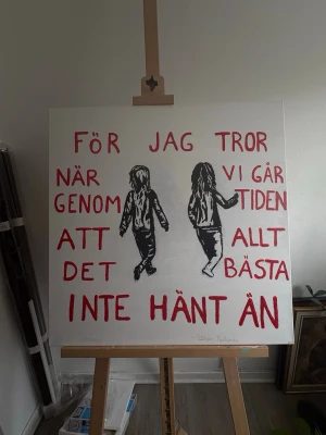 Tavla med citat och siluetter - Tillvärkningsår: 2026 Mått: bredd(69,5cm), höjd(69,5cm), djup(4cm) En djupare beskrivning: En uttrycksfull målning inspirerad av Håkan Hellströms låttexter. Verket kombinerar stark typografi i rött med svartvita siluetter för att förmedla känslor av hopp, längtan och uthållighet. Den minimalistiska kompositionen och street art-inspirerade stilen skapar ett modernt och personligt uttryck där texten står i centrum. Konsten är gjord av amdesign (jag själv)