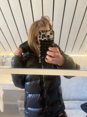 Dunjacka från Moncler  - Dunjacka från moncler storlek S men känns mer som en större M, säljer då den är lite för stor för mig och den inte kommer till användning. Inga fläckar bara märket ”Moncler ” som är lite utnött på dragkedjan (påsen finns kvar) 