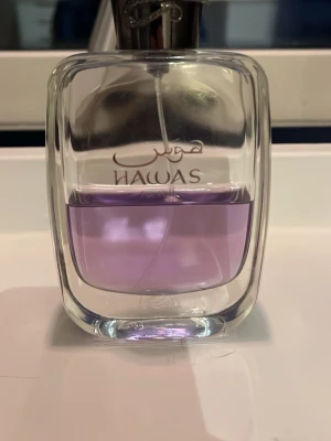 Hawas For Him EDP lila vätska. 40 ml kvar av 100 ml. - Säljer en snygg parfym från Hawas, For him. Parfymen håller i cirka 8-9 timmar med mycket bra procektion
