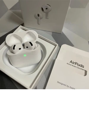 Apple AirPods 4 - Säljer ett par vita Apple AirPods Pro med aktiv brusreducering och trådlöst laddningsetui. Snygg och stilren design i blank plast, perfekt för dig som vill ha grymt ljud och smidig anslutning till iPhone eller andra Apple-enheter.de kommer utan boxen:)