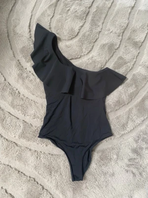 volang body - h&m - säljer en jättefin body från hm, den är perfekt till fester o andra samanhang! 