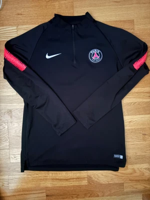 Psg Nike tröja  - Tjena, säljer nu en svart pag tröja som jag haft ett tag men har ej några skador och är i bra skick. Hör av dig vid funderingar