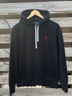 Svart Ralph Lauren Hoodie  - Säljer denna feta Ralph Lauren Hoodie🔥Storlek M, passar som S/M. Sällan använd, Fint skick. Mjuk och skön hoodie. Nypris 2200. Hör gärna av er vid funderingar🙌✌️