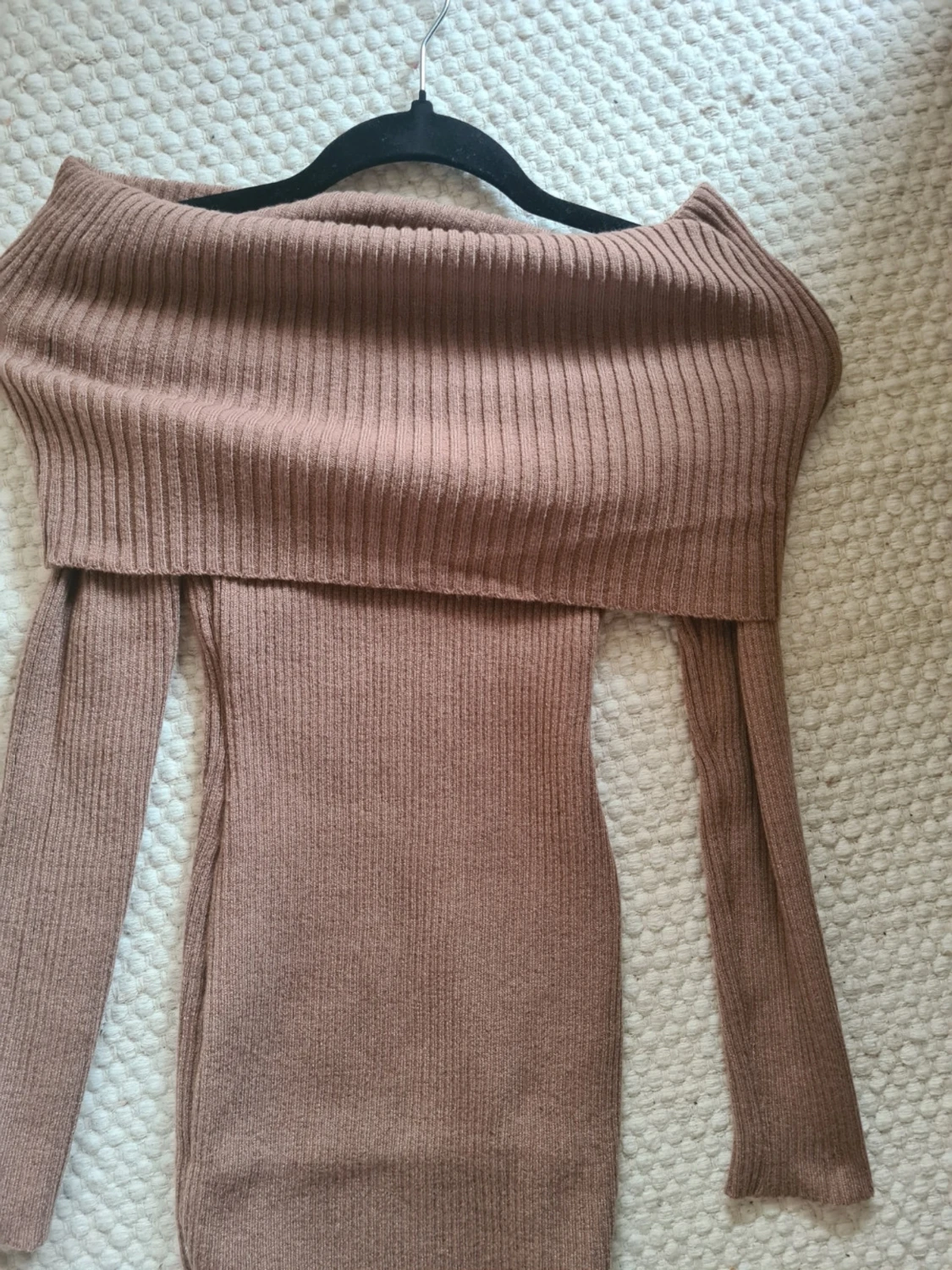 Beige ribbad offshoulder klänning