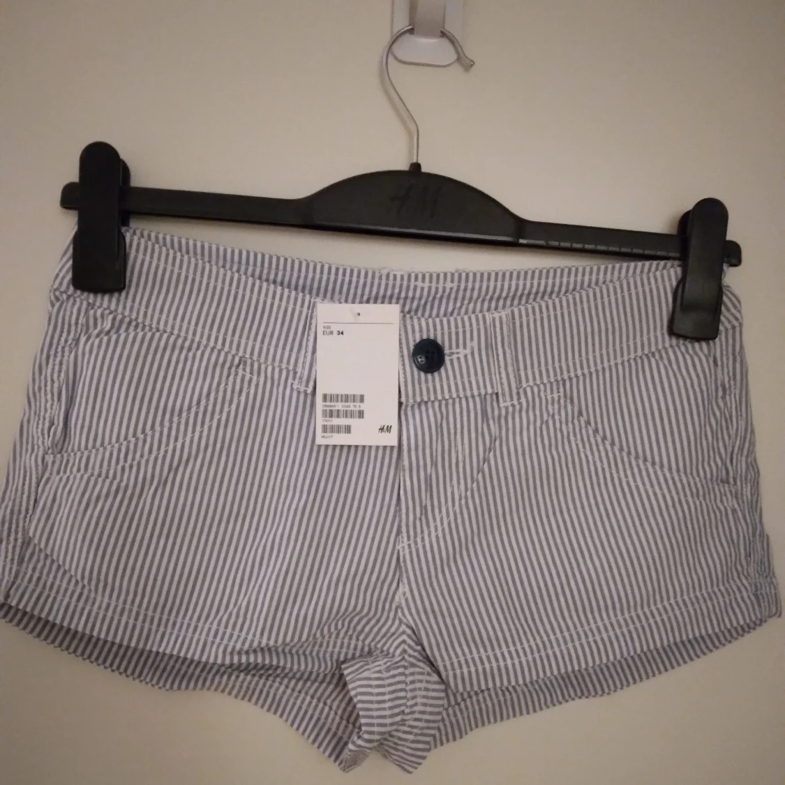 NYA, OANVÄNDA randiga shorts. Ljusblå / vit. Storlek: 34 / XS-SMALL. Felfria. - 1
