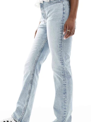 Ljusblå raka jeans med hög midja - Säljer ett par ljusblå jeans med rak passform och hög midja. Jeansen har klassisk femficksdesign och är tillverkade i ett slitstarkt denimtyg. Perfekta för en avslappnad och trendig look. Tagg kvar