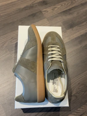Maison margiela skor - Nya stilrena maison margiela i färgen army green! Storlek 42 passar nog lite större också! Perfekt nu till sommarn☀️hör av dig för mer bilder/info⁉️BVSA.