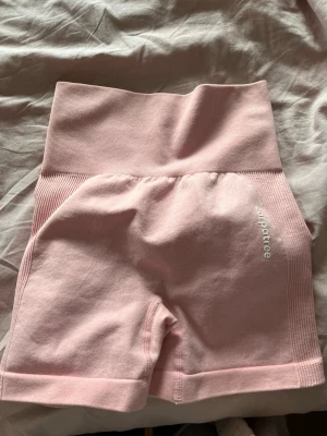 Gymshorts - Rosa gymshorts aldrig använda 