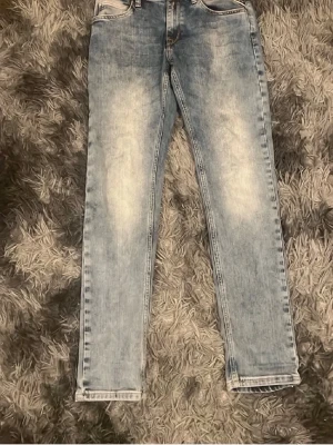 BYTE! - Säljer ett par ljusblå jeans från Replay med klassisk femficksdesign och raka ben. Passar dig som gillar en avslappnad men ändå stilren stil. Mycket bra skick endast använda några gånger och inte urtvättade.