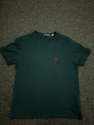 Polo Ralph Lauren T shirt Mörkblå - Plagg:Polo Ralph Lauren T shirt Storlek:S men passar XS Nypris:1199 Mitt pris:349 Skick:10/10 Bara testad Märke/Brand:Polo Ralph Lauren Färg:Blå/Röd logga Material:100% Bomull Passform:S men passar XS Användning:Helt ny bara testad Övrigt:Klippte av prislappen så kan inte lämna tillbaka den i butik därav säljer jag den, den är bara testad  Priset är inte hugget i sten🪨🪓 Fraktar Inom 24 h📦 Skriv Vid Minsta Lilla Intresse😃