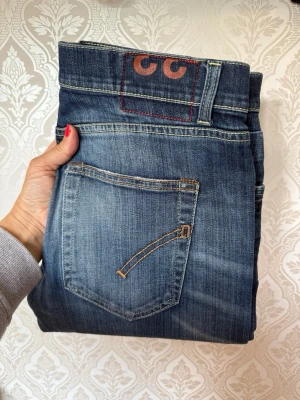 Dondup jeans - Skit feta archive dondup jeans med en riktigt snygg slitning. Storlek w33 model sammie. Väldigt schyssta jeans och säljs till bra pris.