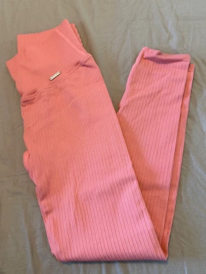 Tränings tights  - Tränings tight i storlek S finns i Skövde att mötas! Alla för 800kr
