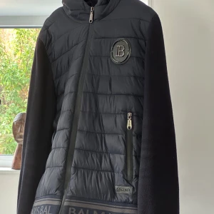 Balmain Paris Sommarjacka - Tjena! Säljer nu min riktigt snygga Balmain Paris cardigan! Den är i nyskick, inga defekter eller liknade och väldigt sparsamt använd!🙌 Nypris runt 14 000kr Kvitto och dustbag finns! Tveka inte på att ställa frågor!