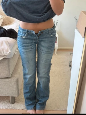Lågmidjade jeans - Så snygga i storlek 27/32. Är 160 cm lång. Från blendshe