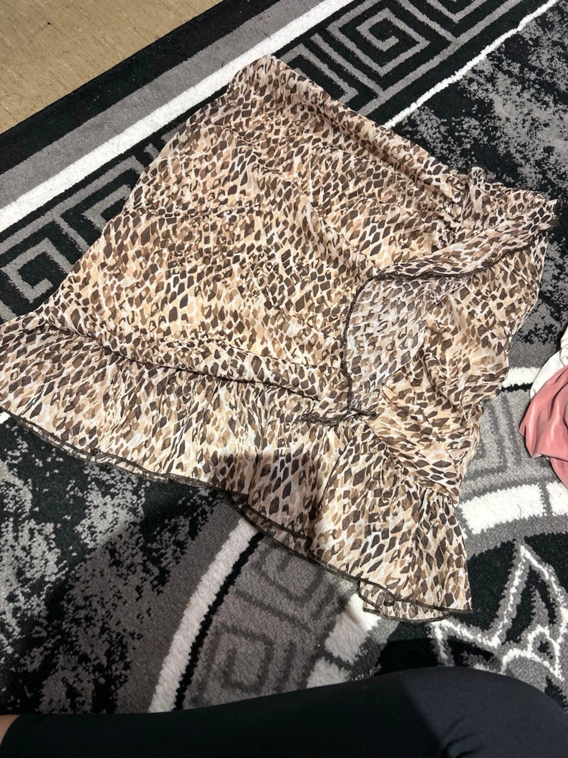 Leopardmönstrad omlottkjol med volang