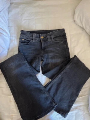 trendiga cheapmonday jeans💞 - populära cheap monday jeans i storlek 26/30💗 dessa är väldigt strechiga och sköna samtidigt som den formar en bra💞säljer på grund av att de är för korta så har inga defekter!💕