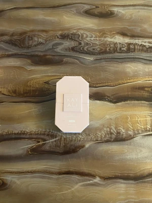 Kayali | 81 boujee marshmallow parfym  100ml. Oöppnade! - Kayali |81 boujee marshmallow parfym  100ml. Oöppnad! Åttakantig kartong med minimalistisk design. Förpackningen har en matt finish och tydlig logotyp på framsidan. Perfekt för dig som gillar exklusiva och trendiga dofter.