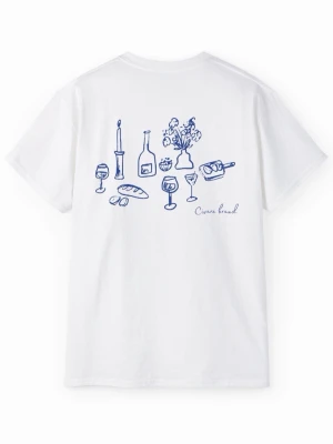 Wine night T-Shirt Civare Brand - Vit t-shirt från Civaré Brand med blå konstnärlig print på ryggen som föreställer vinflaskor, glas, bröd och blommor. Framtill finns en liten blå logga på bröstet. Klassisk passform och rund hals. Perfekt för en chill och stilren look.