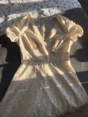 Finaste sommarklänningen  - Märke: Chiquelle  Storlek: S Färg: Gul, mix  Utseende: Smickrande klänning med v-ringning och korta armar. Klänningen är mönstrad med fina små blommor.   Det här är verkligen en super fin klänning som används på endast en gång på konfirmation. Köptes bara för det så säljer vidare den till nån som får mer använding utav den! Passar perfekt till skolavslutning eller kanske midsommar? 🌸😍 skicka förslag   #zara #sommarklänning #fest