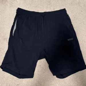 Shorts - Mörkblåa mjukis shorts från BOSS, storlek M                             Beige shorts från Lager157, storlek M                             Gråa mjukis shorts från HM, storlek M                          Det går bara att köpa alla 3 tillsammans inte separat.