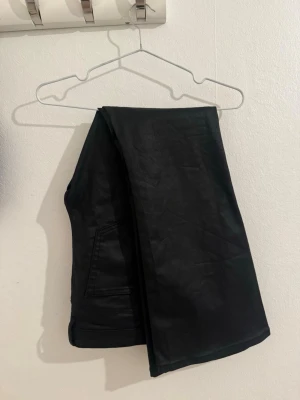 Bootcut skinnbyxor    - Skinnbyxor i bootcut modell från lager157 - petite längd 