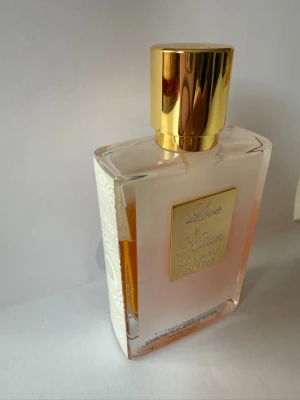 Love Don’t Be Shy by Kilian Extreme parfym - Kilian, Eau de parfum Love Don't Be Shy Extreme. Flaskan är rektangulär i genomskinligt glas med en lyxig guldfärgad metallkork och guldfärgad etikett framtill. 50 ml flaska, kvar i flaskan ca 35 ml.