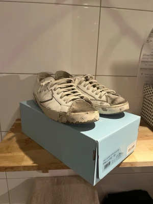 Philipe model - Snygga vita sneakers från philipe model med klassisk låg profil , vita skosnören och är tillverkade i läder med textilfoder. Perfekta för en avslappnad och trendig streetstyle.