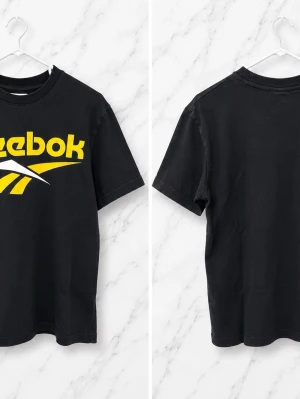 Reebok T-shirt – sportig & clean - Svart Reebok T-shirt med stort logo-tryck framtill. Bekväm passform och enkel att matcha med alla outfits. Bra skick!