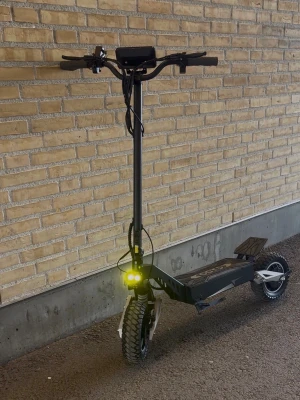 OOTD T10 Elsparkcykel - Säljer min elspark som har gått ungefär 170 km så den är nästan helt ny och jag har haft den i en månad.  Den går i 25 nu men går att trimma till 60km/h. Den har 80 km räckvidd vid 25 km/h och när den kör 60 har den 45-60 km räckvidd. 