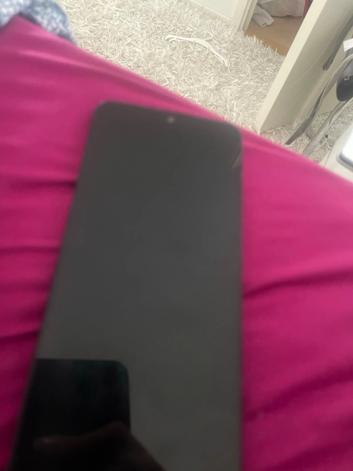 Svart Redmi mobiltelefon med trippelkamera - 2