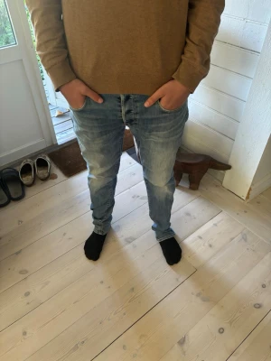 Ljusblå G-STAR RAW jeans  - Säljer ett par ljusblå jeans från G-STAR RAW med en snygg tvättad look. Jeansen har en perfekt slim passform tillsammans med 5 fickor.