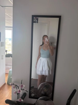 Pernilla Wahlgren kortkjol - Säljer en söt Pernilla Wahlgren vit kortkjol med volangdetaljer och hög midja. Aldrig använd. 