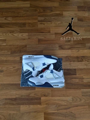Air Jordan 4 Midnight Navy - 🟦 Air Jordan 4 “Midnight Navy” – Storlek 43 🟦 Stilrena Air Jordan 4 i klassisk färgkombination med vitt, navy och grå detaljer. Ikonisk siluett med mesh-paneler, synlig Air-enhet och robust konstruktion som passar både till vardags och som samlarsneaker. Gott skick med fint helhetsintryck och endast mindre spår av användning på sulan. Ovandel och form välbevarade.. 📦 Snabb leverans 📩 Kontakta vid frågor.