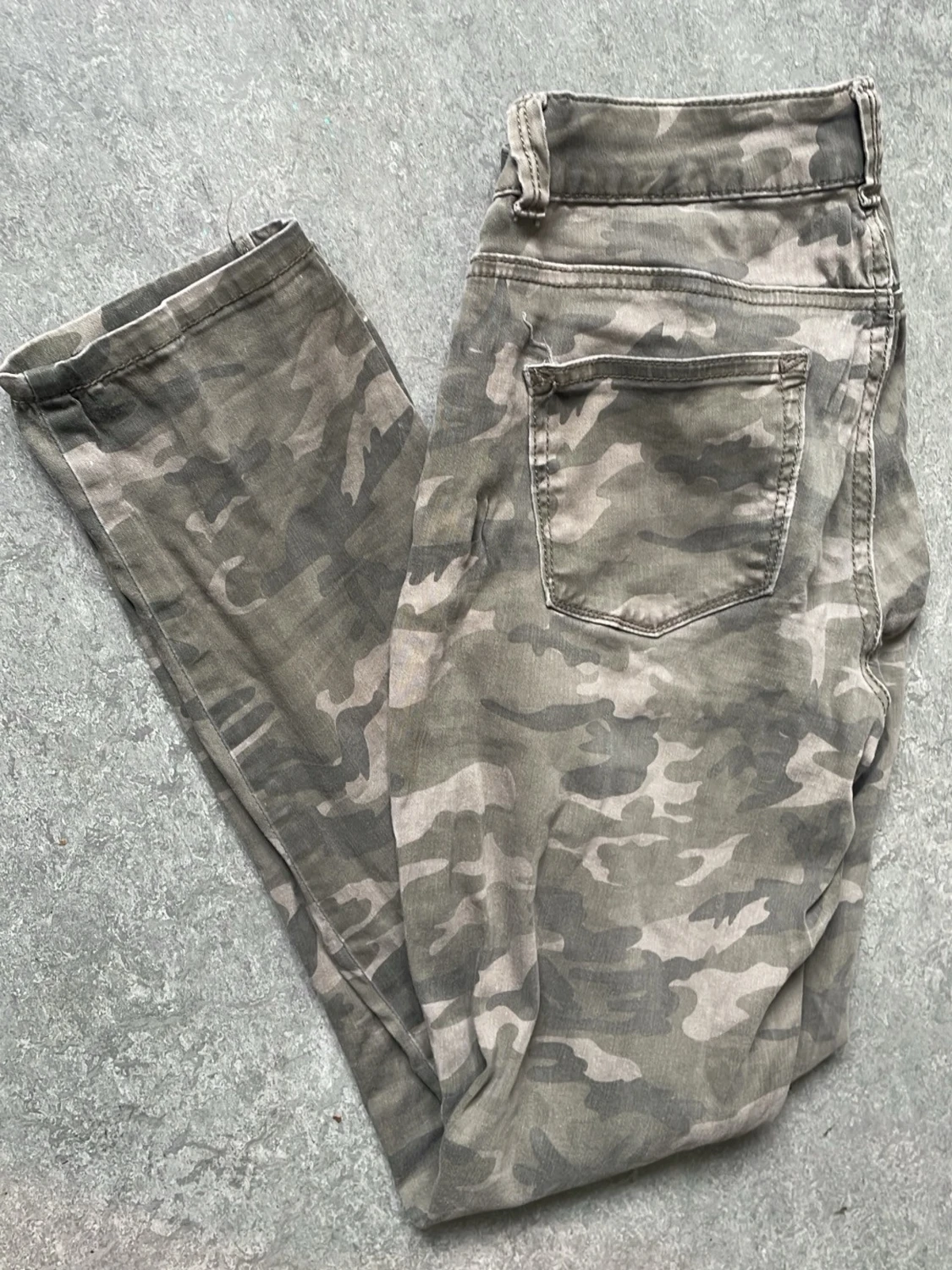 Camo-mönstrade skinny i ”stretch”