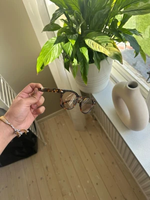Marino solglasögon  - Säljer nu dessa vintage solglasögon från Marino med bruna bågar. Glasögonen är i perfekt skick (inga defekter).  Vid frågor och funderingar är det bara att skriva till mig 📩