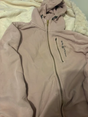 Sail racing zip hoodie pink  - Andvänds inte , lite sliten men man tänker inte på de 💕